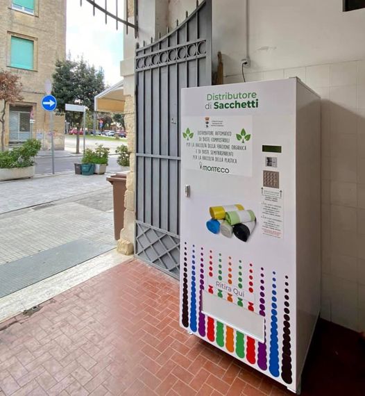 Lecce, installato il secondo distributore automatico di buste per la differenziata di organico e plastica